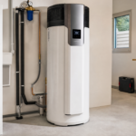 Chauffe-eau thermodynamique moderne installé dans un garage propre avec pompe à chaleur intégrée