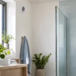 Bouche d’extraction de ventilation dans une salle de bain lumineuse — illustration VMC simple flux